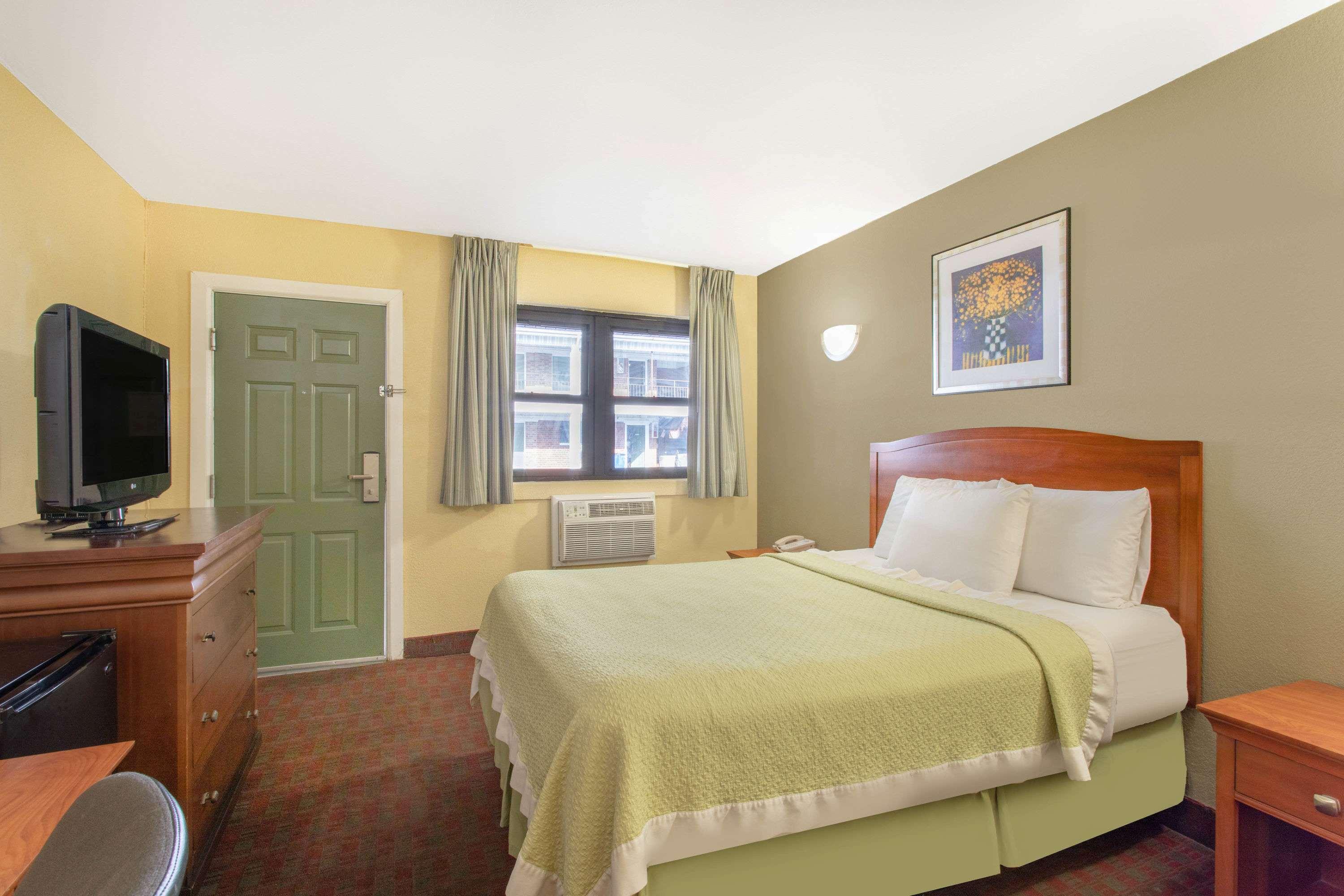 Days Inn By Wyndham Elmsford Exterior photo