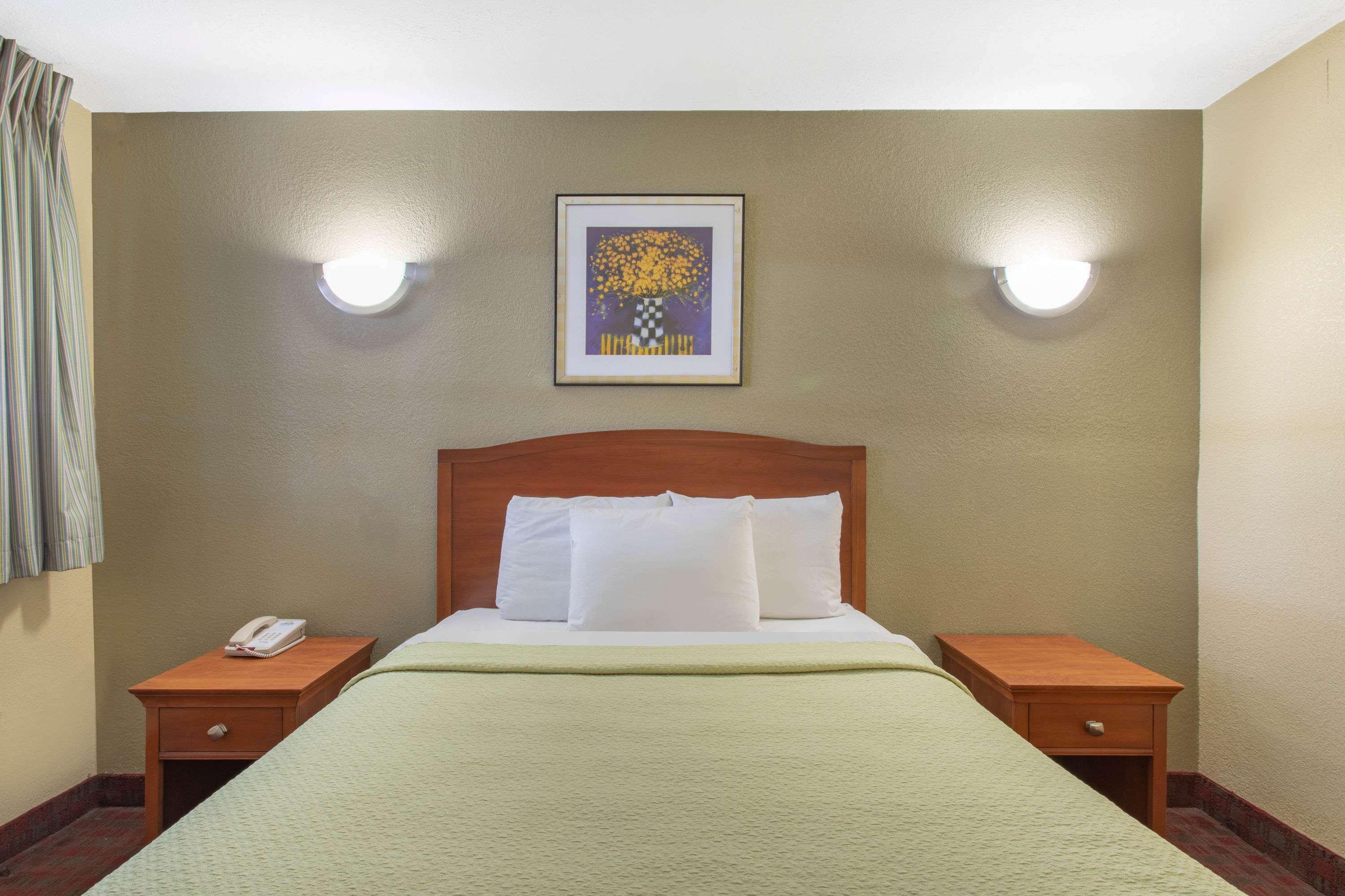 Days Inn By Wyndham Elmsford Exterior photo