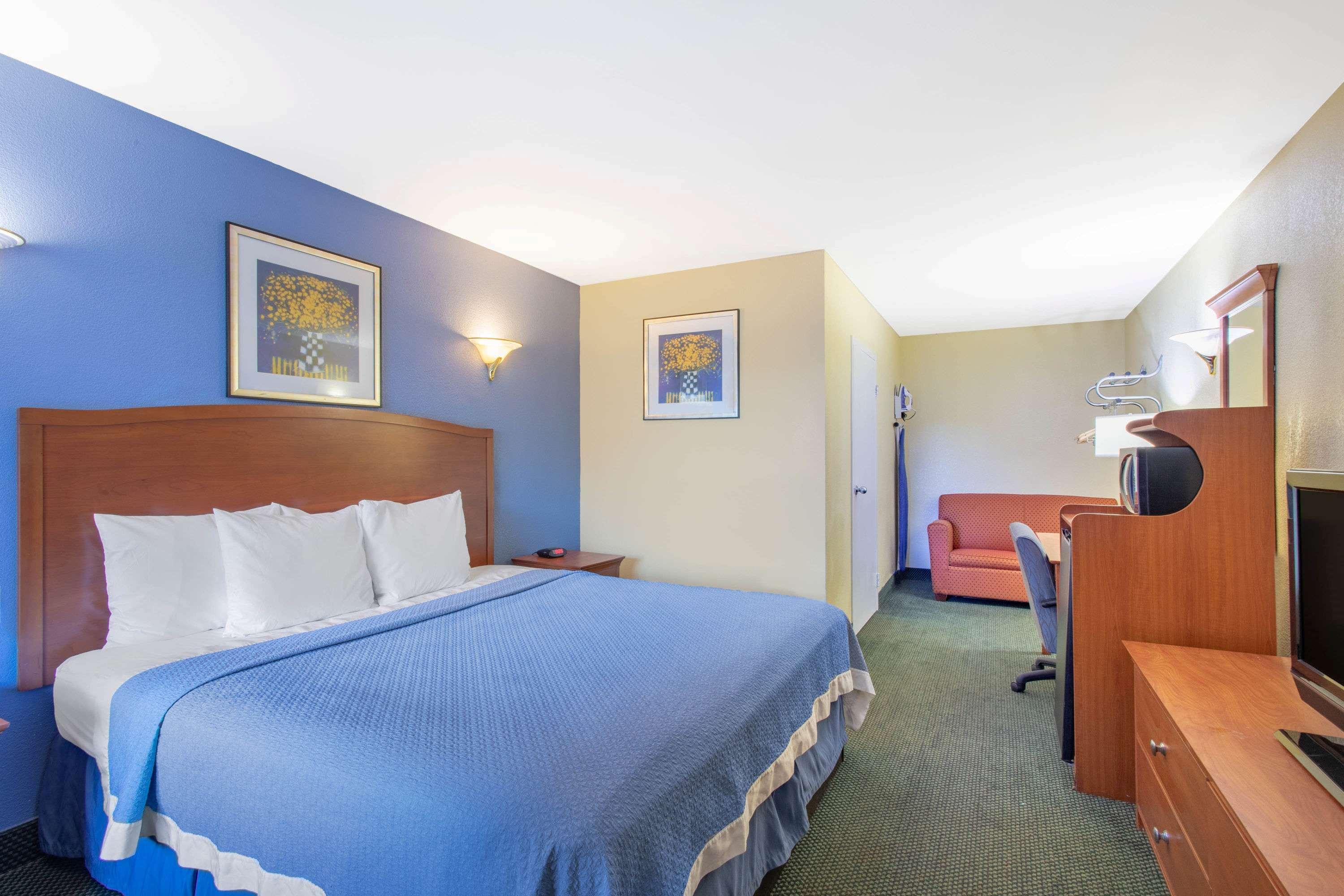Days Inn By Wyndham Elmsford Exterior photo
