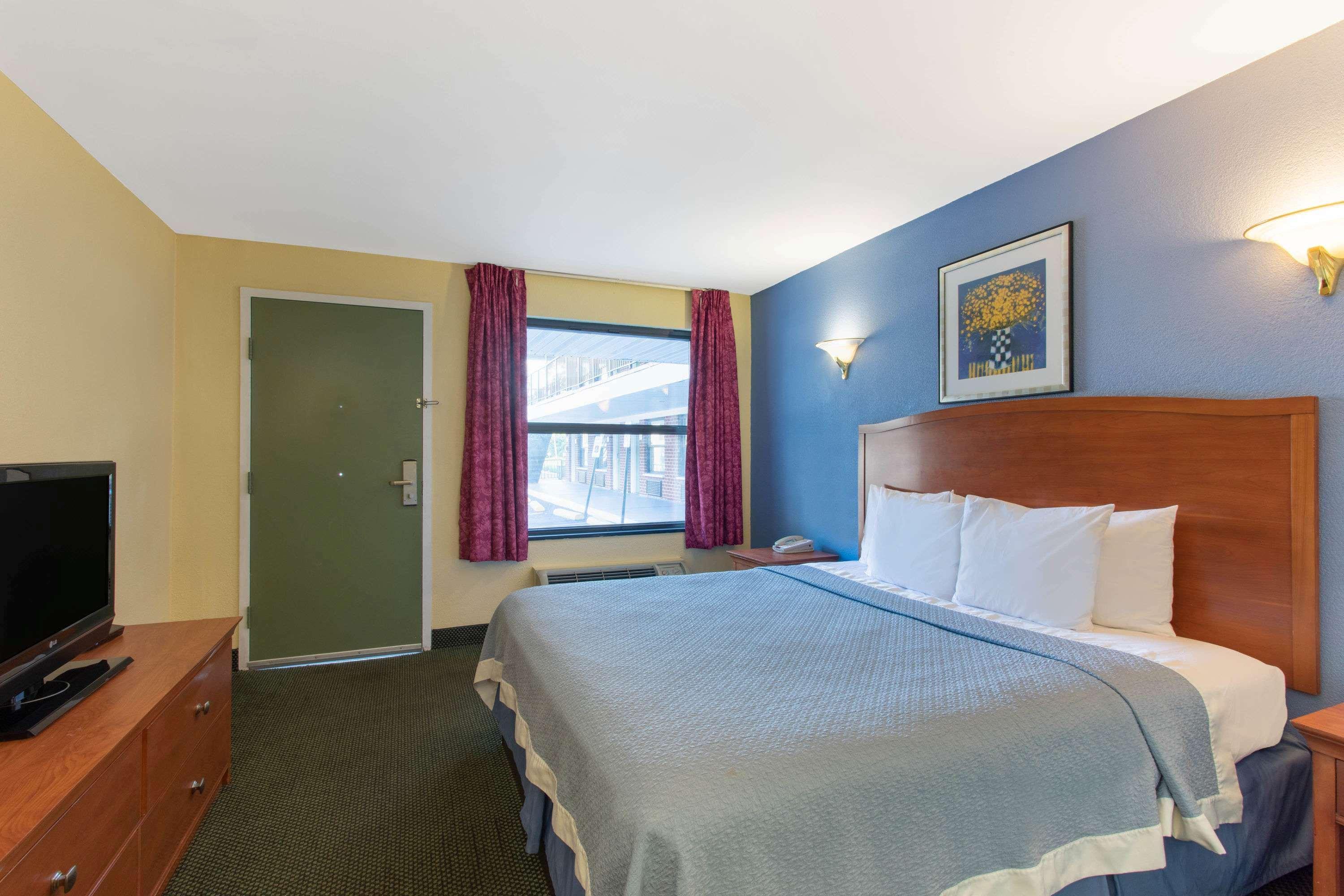 Days Inn By Wyndham Elmsford Exterior photo