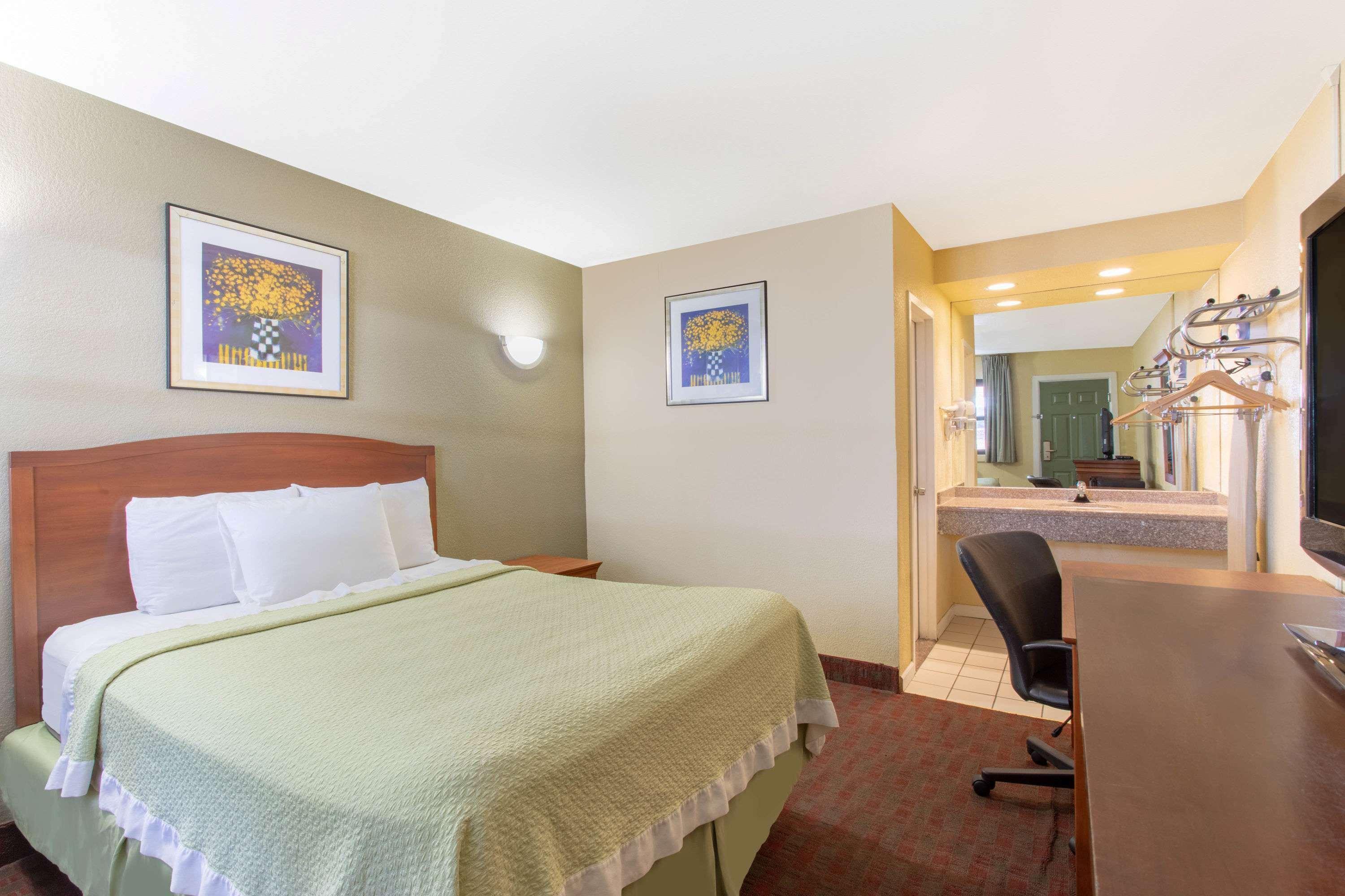 Days Inn By Wyndham Elmsford Exterior photo