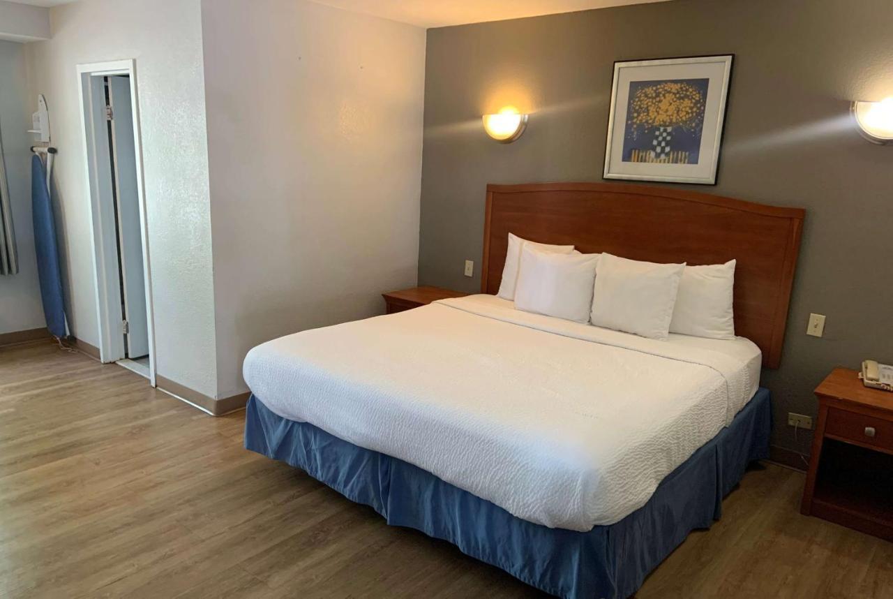 Days Inn By Wyndham Elmsford Exterior photo