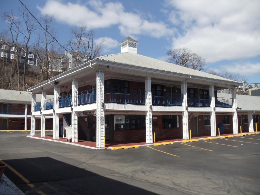 Days Inn By Wyndham Elmsford Exterior photo
