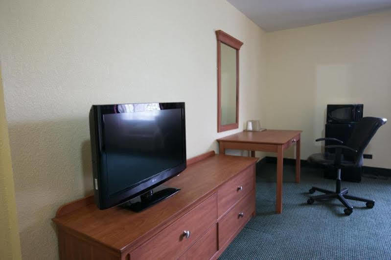 Days Inn By Wyndham Elmsford Exterior photo